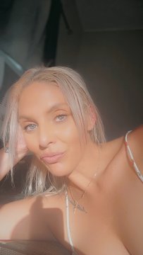Goldieblonde13 from Queensland,Australia